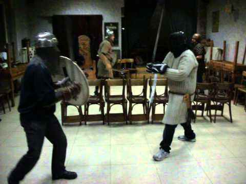 Schild gegen 2 Klingen