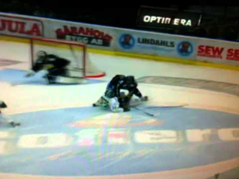 Noah Welch crosscheckar en liggande Åslund i ansiktet.