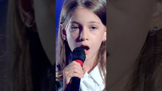A soli 7 anni, Adriana canta "(Out here) on my own" di Nikka Costa a #TheVoiceKidsIT🥰