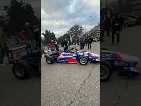 Homenaje al Lole Reutemann en Justiniano Pose el pibe Della Santina con un casco del piloto