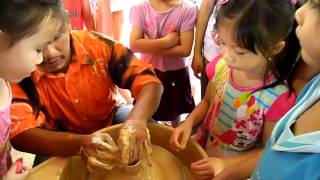 Children Learning to Make Labu Sayong @ 1Malaysia Perak Lost Heritage