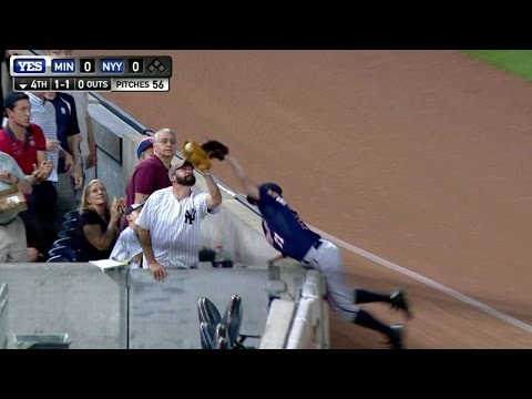 Yankees fan steals a catch away from Twins