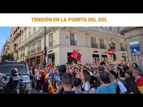 🔴DIRECTO|Tensión e insultos en Sol al encontrarse asistentes al desfile con acampados| RTVE Noticias
