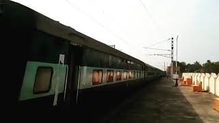 preview picture of video 'Mumbai LTT Visakhapatnam Express goes past me in a flash'