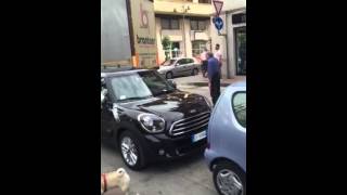 corso-europa-un-tir-bloccato-tra-le-recinzioni-del-cantiere