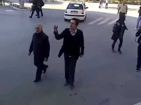 Albin Kurti i bërtet policit në protestë!