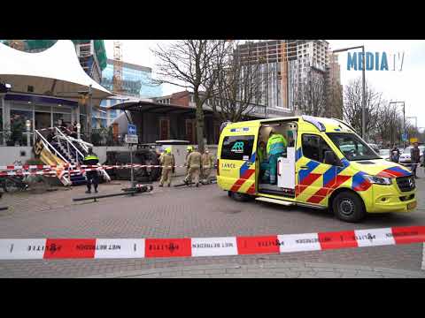 Auto rijdt tegen hotelschip Wijnhaven Rotterdam