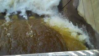 preview picture of video 'Standing on the edge of Coon Rapids Dam.'