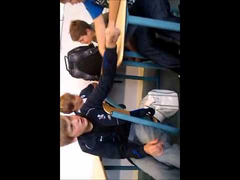 DEBIEL verveeld zich