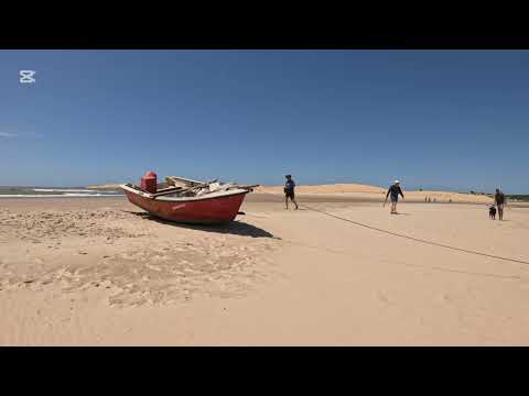 Bote en la arena y médanos de Barra de Valizas | Paisaje natural en Rocha, Uruguay