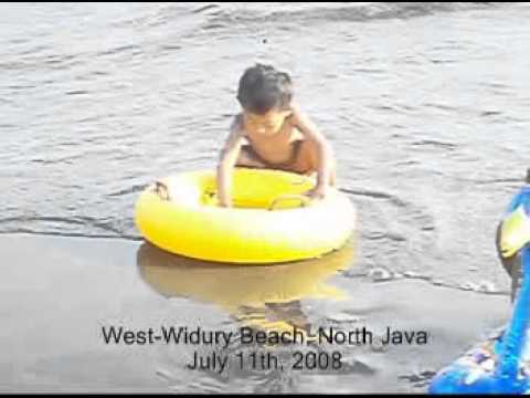Abil (4 yo), Yahya (7 yo), and Nita (9 yo): 3 children at Widuri Beach, Central Java, 11 July 2008