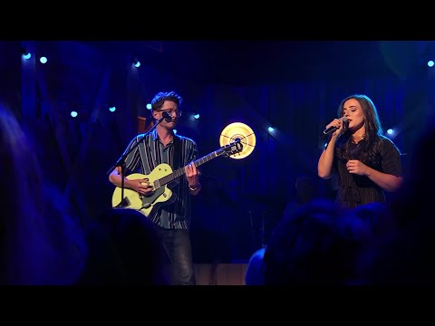 Alys Williams ac Osian Huw Williams - Llygad Ebrill