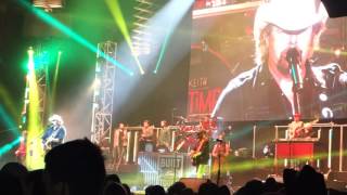 Toby Keith performs &#39;Rum Is The Reason&#39; live in Pittsburgh 9/26/2015