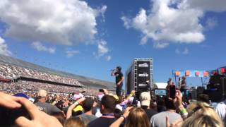 Kid Rock performs Born Free at the 2015 Daytona 500.