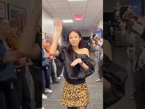 Staffs Hyping up JENNIE singing"Mantra"