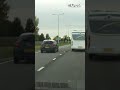 Alles of niets op de N35! Deze automobilist wil echt niet achter die slome camper blijven rijden..