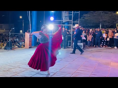 MARINERA SONANDO EL CUERO DEL TAMBOR. CHINA VALERIA Y EDWIN SALAS