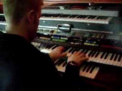 Linus Kåse plays the Technics U-90 Church organ style