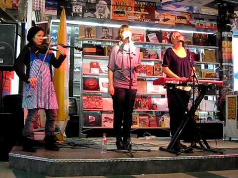 Pikku Kukka Trio: Live ät Levykauppa Äx 1.10.2009