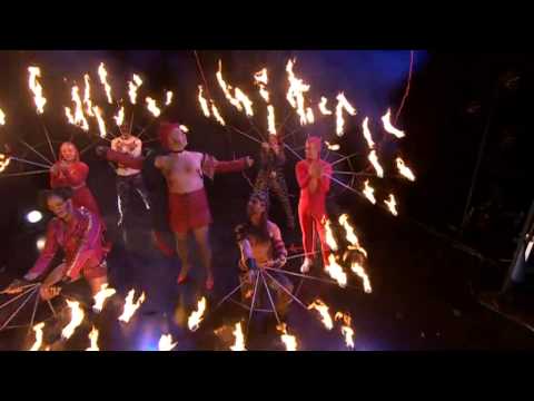 Här börjar TV-studion brinna mitt under artistframträdandet