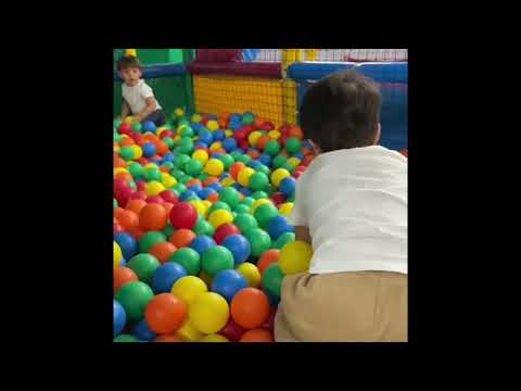 Carlitos el travieso con Diego en la piscina de bolas