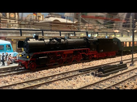 Fleischmann BR 22 begegnet mit ihrem Interzonenzug einem  Roco 628.4 mit Sound