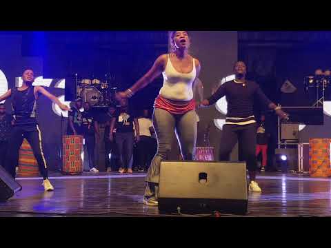 PRESTATION SANDIA CHOUCHOU AU CONCERT DE KEDJEVARA 10 ANS DE CARRIÈRE.