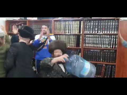 האדמו״ר מברדיטשוב במנהג הדריידעל עם צאן קדשים