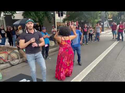 ARTISTA DE  RUA NA AVENIDA PAULISTA BOTA PÚBLICO PRA DANÇAR 💃 CONFIRA