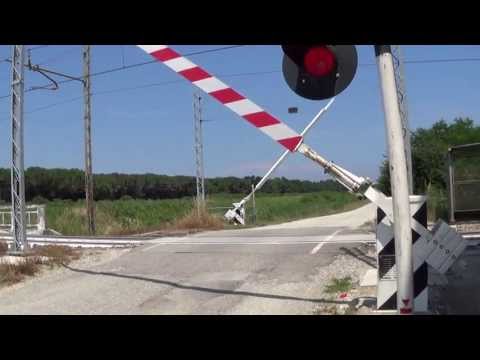 Passaggio a livello di via Bevanella in HD - Savio (RA) / Level Crossing / Passage à niveau / 踏切