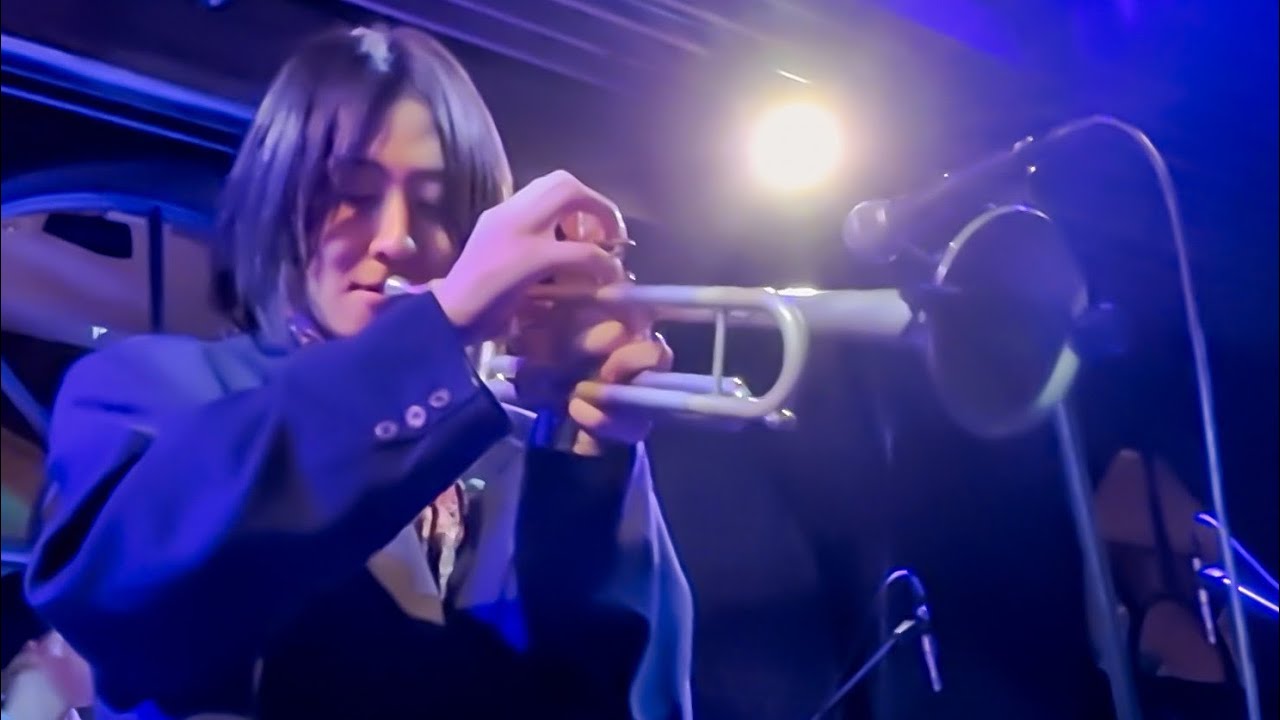 Leya Terakubo di panggung konser