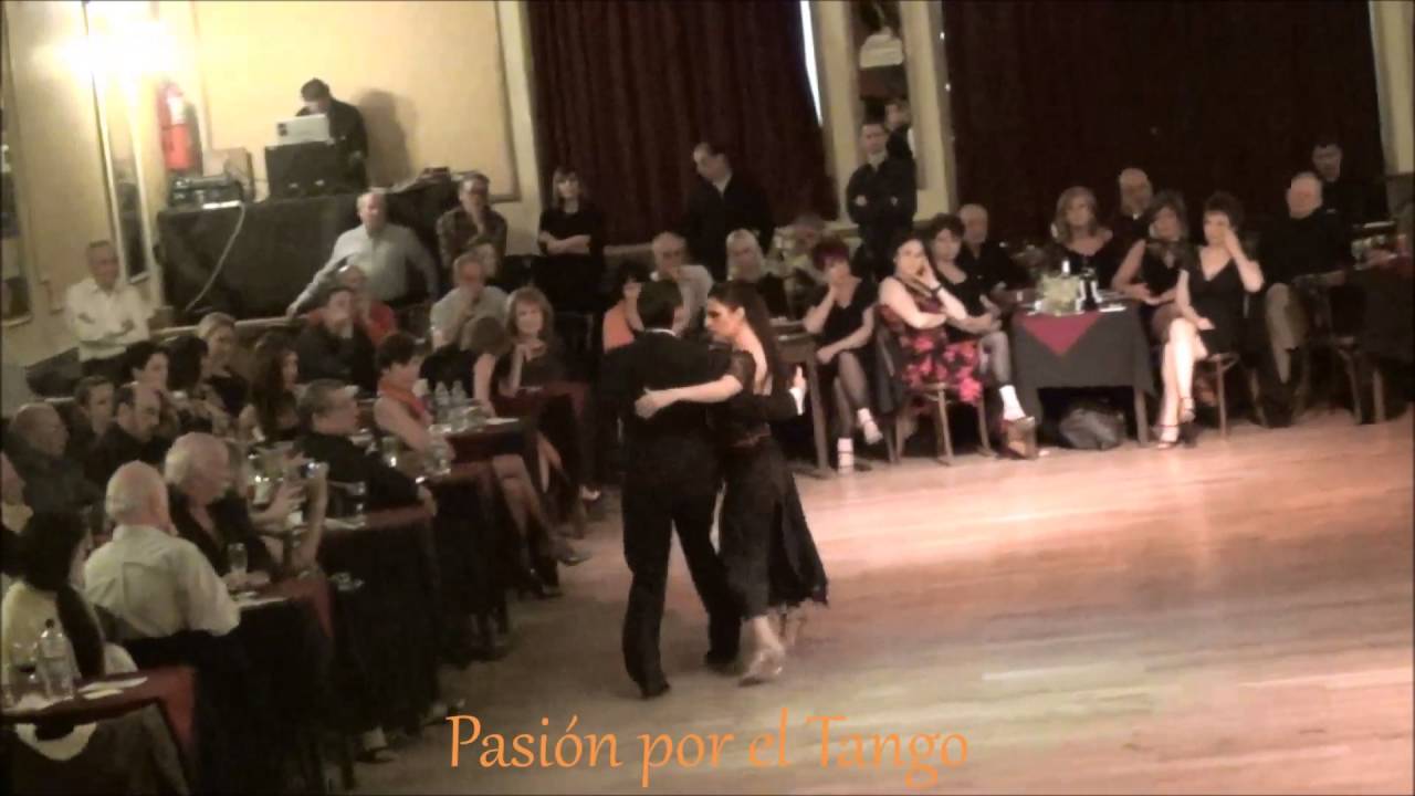 BETSABET FLORES y JONATHAN SPITEL Bailando el Tango GALLO CIEGO en YIRA YIRA MILONGA