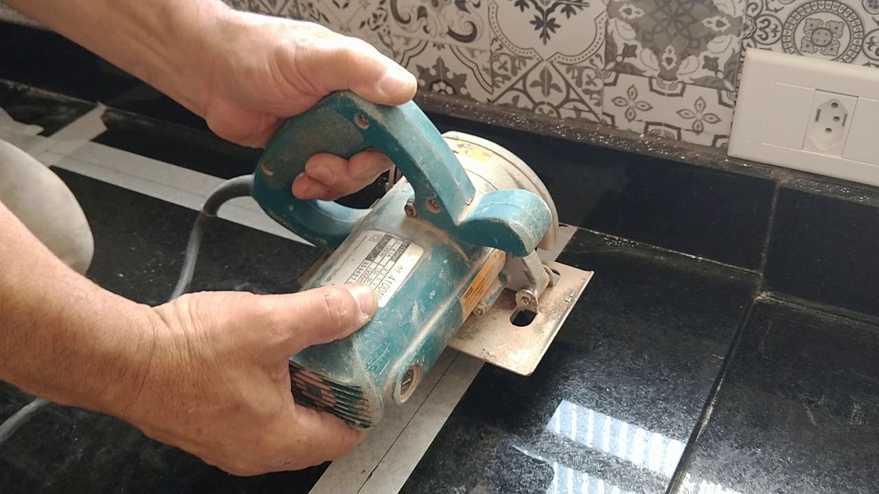 Corte em bancada de granito para instalação de Cooktop