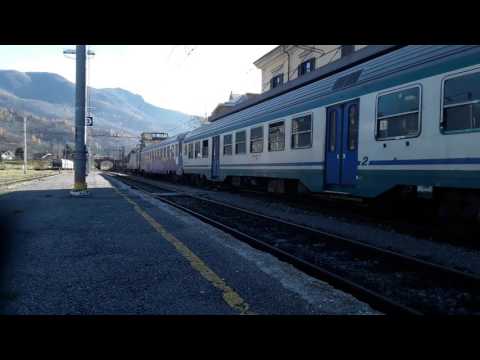 Arrivo e partenza treno REG limone -Fossano stazione di robilante