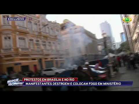 Manifestantes enfrenta policiais no Rio de Janeiro