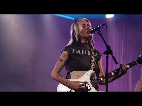 Nieve Ella - lucky girl (live at Reading)