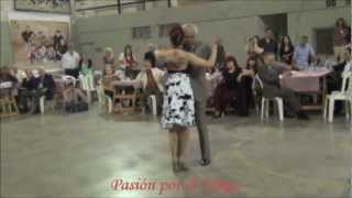 PAOLA TACCHETTI y EL CHINO PERICO bailando el tango TRES ESQUINAS en la MILONGA DEL MORAN
