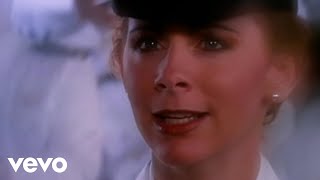 Reba McEntire, Vince Gill - The Heart Won&#39;t Lie (Official Music Video)