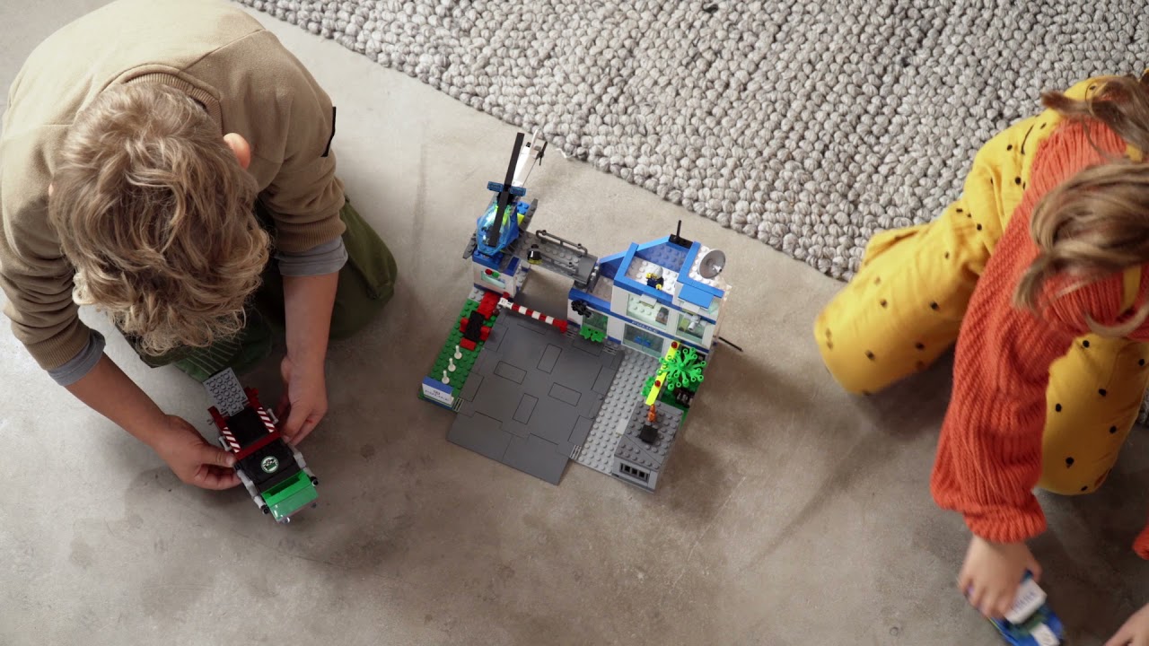 LEGO City, Sectie de politie, numar piese 668, varsta 6+