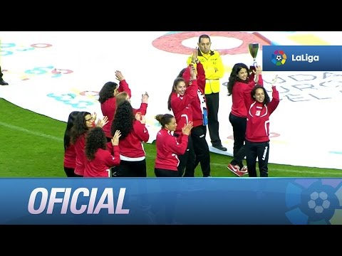 El Hostelcur Gijón ofreciendo la Copa de la Reina de hockey