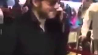 شاب يوقف ملحم زين في المطار ....