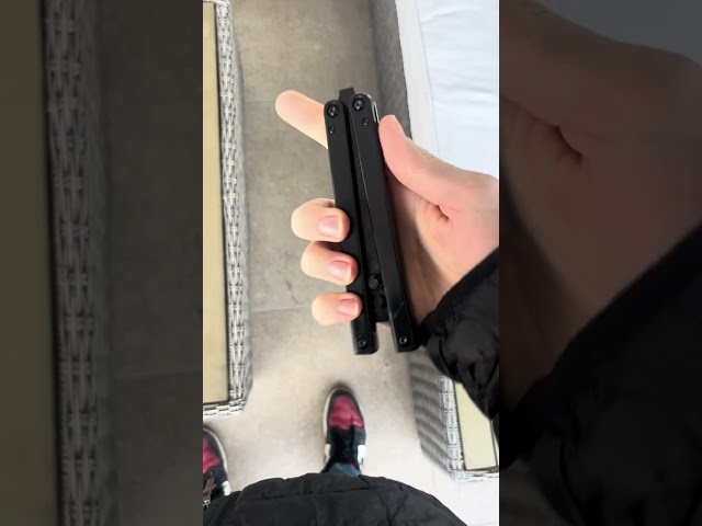 Vídeo relacionado con Cuchillo De Mariposa De Entrenamiento, navaja Mariposa De PráCtica De Acero Inoxidable, Cuchilla Segura No Afilada, Adecuada Para Que Los Principiantes Practiquen Habilidades De Volteo Manual(Plata)