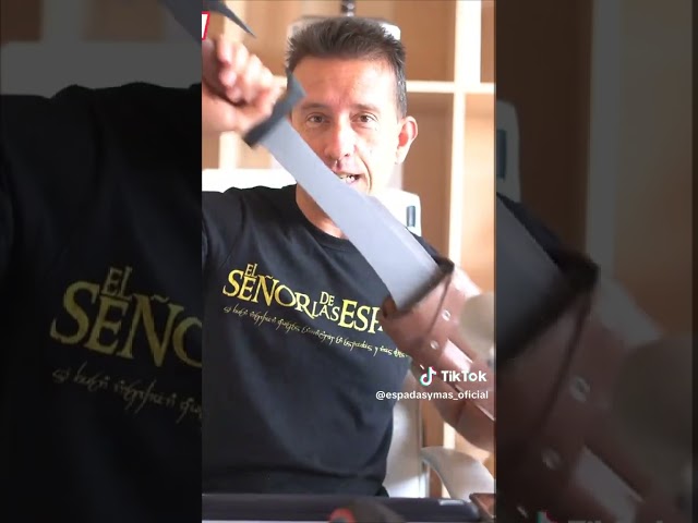 Vídeo relacionado con IconsGr Llavero antiguo espartano con casco de batalla espartano, llavero de escudo de monedas de la película 300, oro