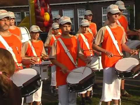 "De Kennedymars" door drumband Eendracht uit Melderslo