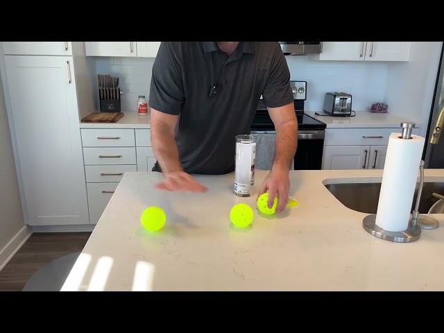 Vídeo relacionado con Fila Accessories Outdoor Pickleball Balls - Juego de Pelotas de Pickleball para Exteriores con 40 Agujeros (Verde Lima), Paquete de 12