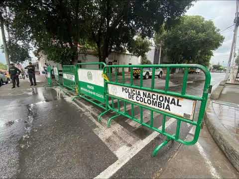 LA ESTACIÓN DE POLICÍA Y ALCALDÍA EN VILLA DEL ROSARIO ACORDONADAS CON VALLAS.