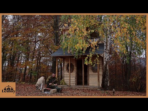 Er baute ein zweistöckiges Holzhaus. DIY. Großer Film