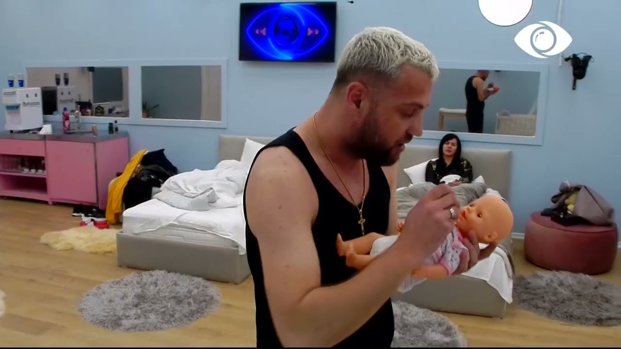 Momente gazmore/ Efi dhe Luizi kujdesen për bebin