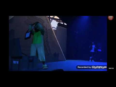 Mano Brown e JP cantando no mundial de Free Fire