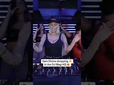 Sam Divine playing our latest track ‘Trust In Me’ in the DJ Mag HQ  #newmusic @DJMag